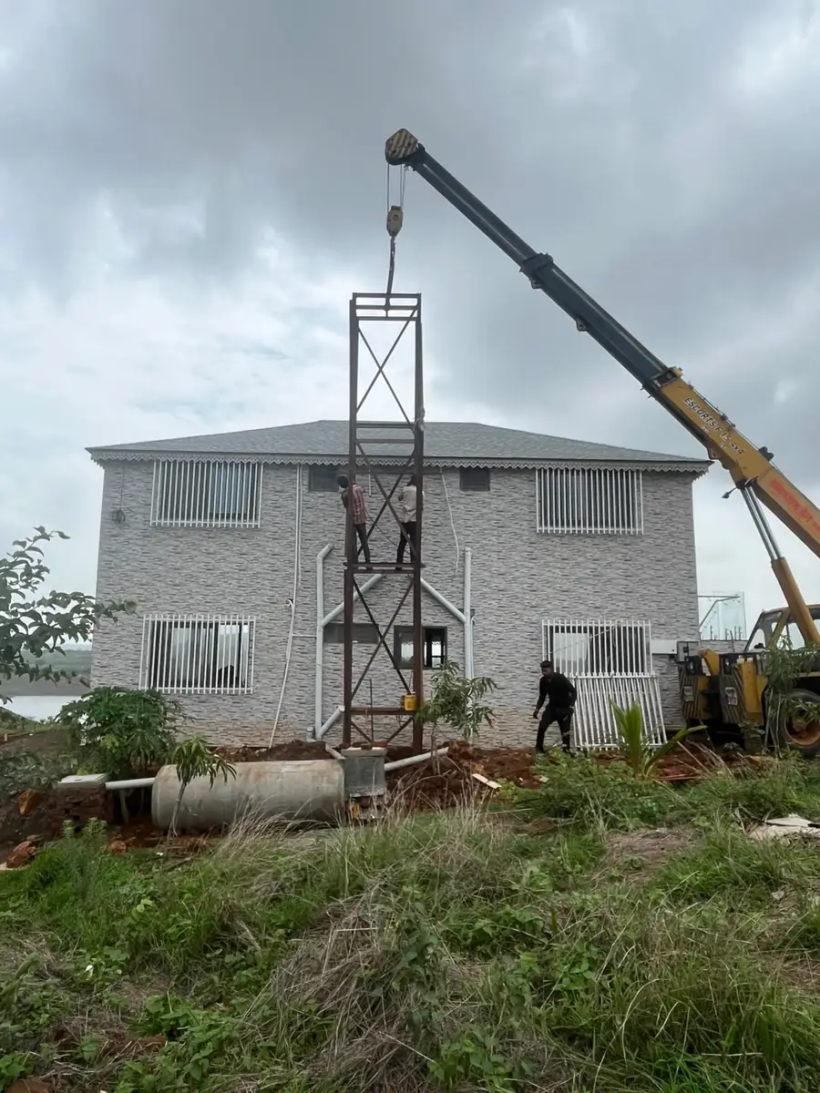The watch tower and sky deck structure being craned into position